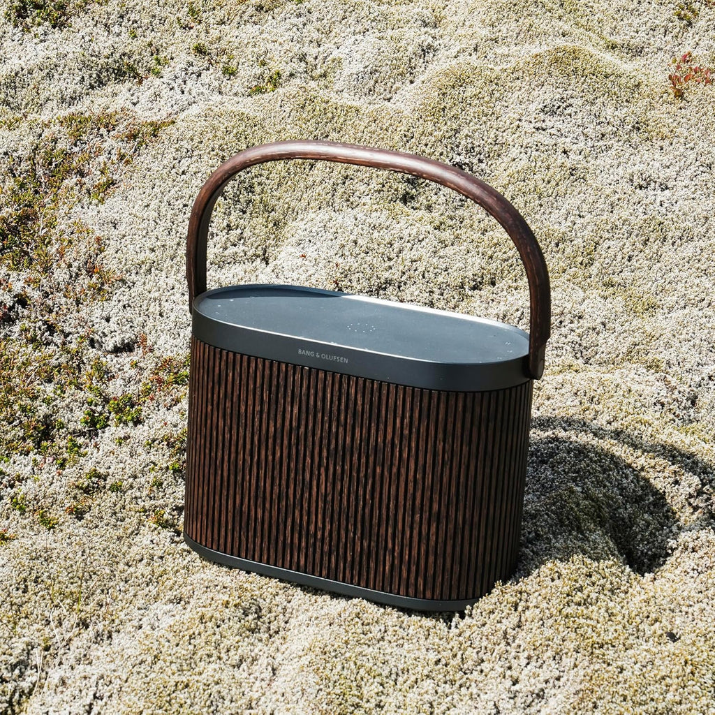 Bang & Olufsen Beosound A5 - Potężny luksusowy przenośny głośnik modułowy Bluetooth i WiFi do domu lub na zewnątrz, z długą żywotnością baterii i wbudowanym bezprzewodowym ładowaniem - Dark Oak