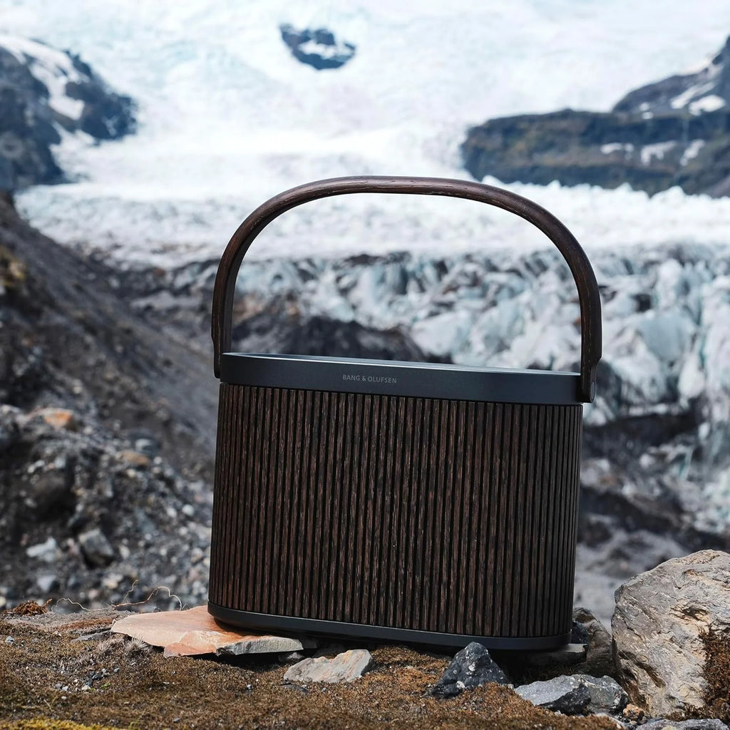 Bang & Olufsen Beosound A5 - Potężny luksusowy przenośny głośnik modułowy Bluetooth i WiFi do domu lub na zewnątrz, z długą żywotnością baterii i wbudowanym bezprzewodowym ładowaniem - Dark Oak