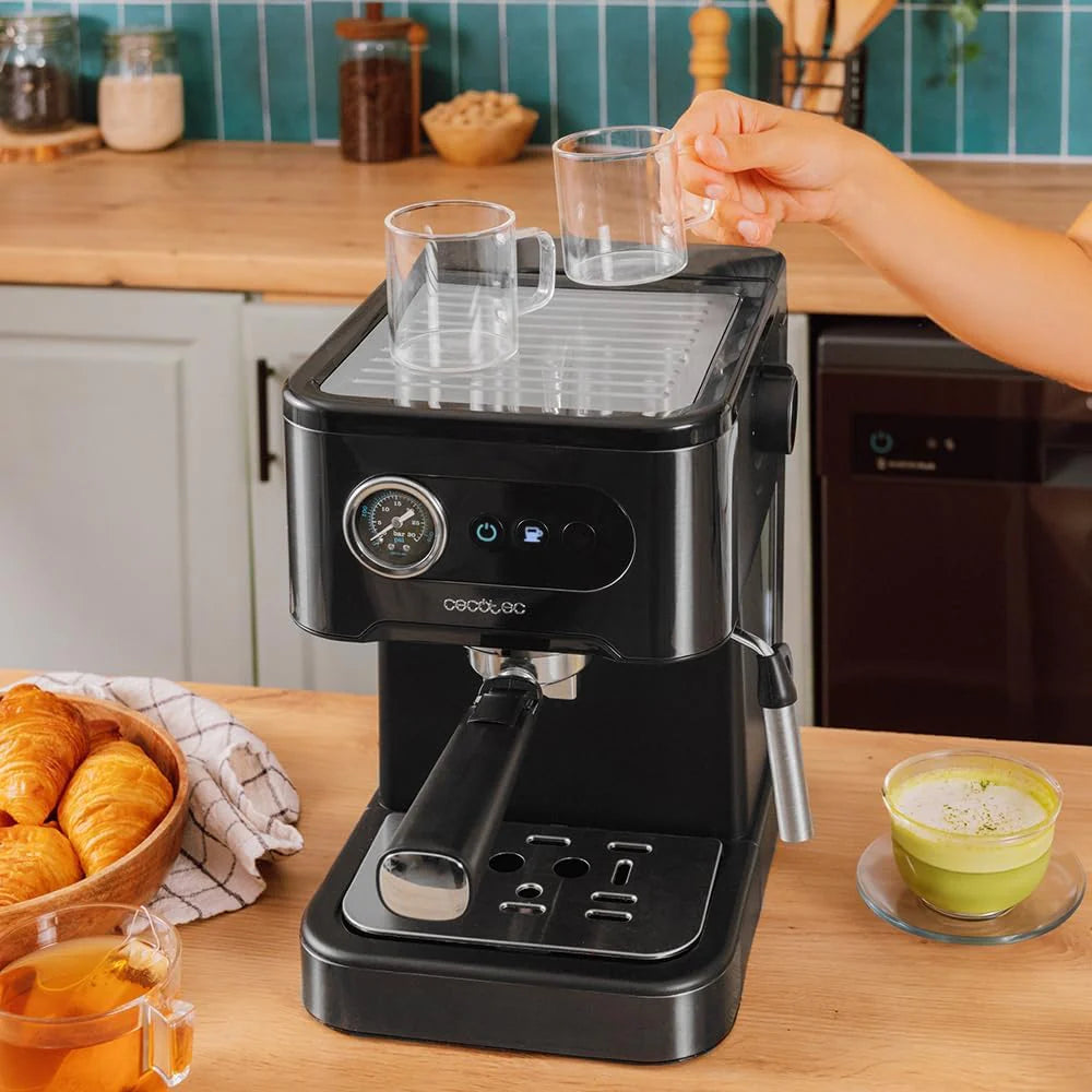 Cecotec Ekspres do kawy z podwójnym wyjściem Power Espresso 20 Barista Cream. 1550 W, 20 prętów, zbiornik na ziarna kawy 250g, młynek z 30 poziomami mielenia, termoblok, zbiornik na wodę 2.5 L