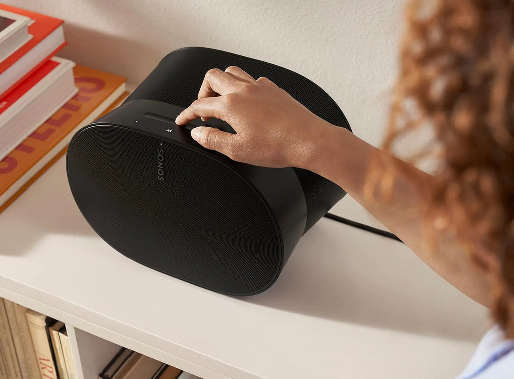 Sonos Era 300. Poczuj dźwięk dookoła. Dzięki dźwiękowi następnego poziomu, Era 300 nie tylko Cię otacza, ale umieszcza Cię w muzyce. (czarny)