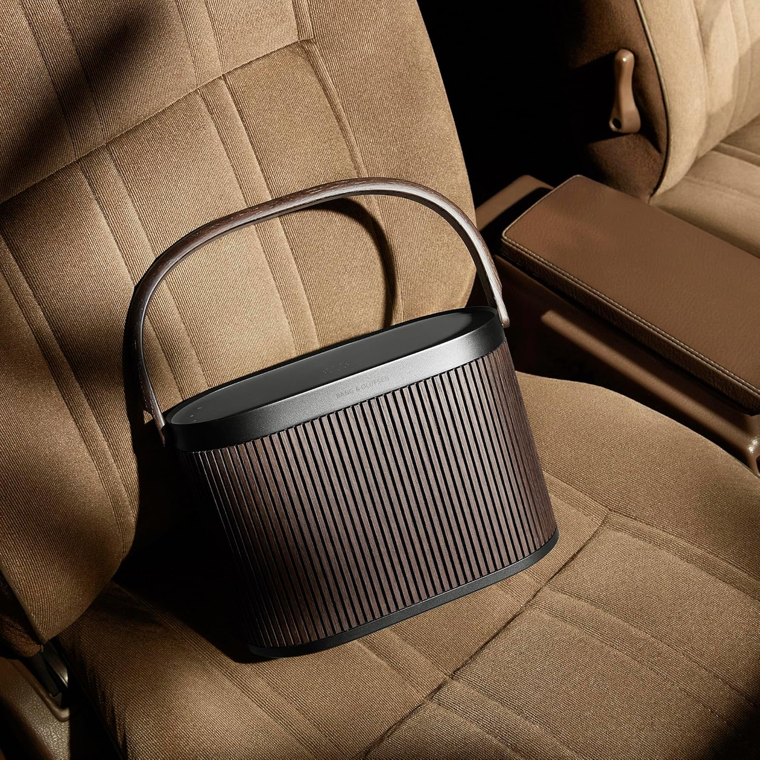 Bang & Olufsen Beosound A5 - Potężny luksusowy przenośny głośnik modułowy Bluetooth i WiFi do domu lub na zewnątrz, z długą żywotnością baterii i wbudowanym bezprzewodowym ładowaniem - Dark Oak