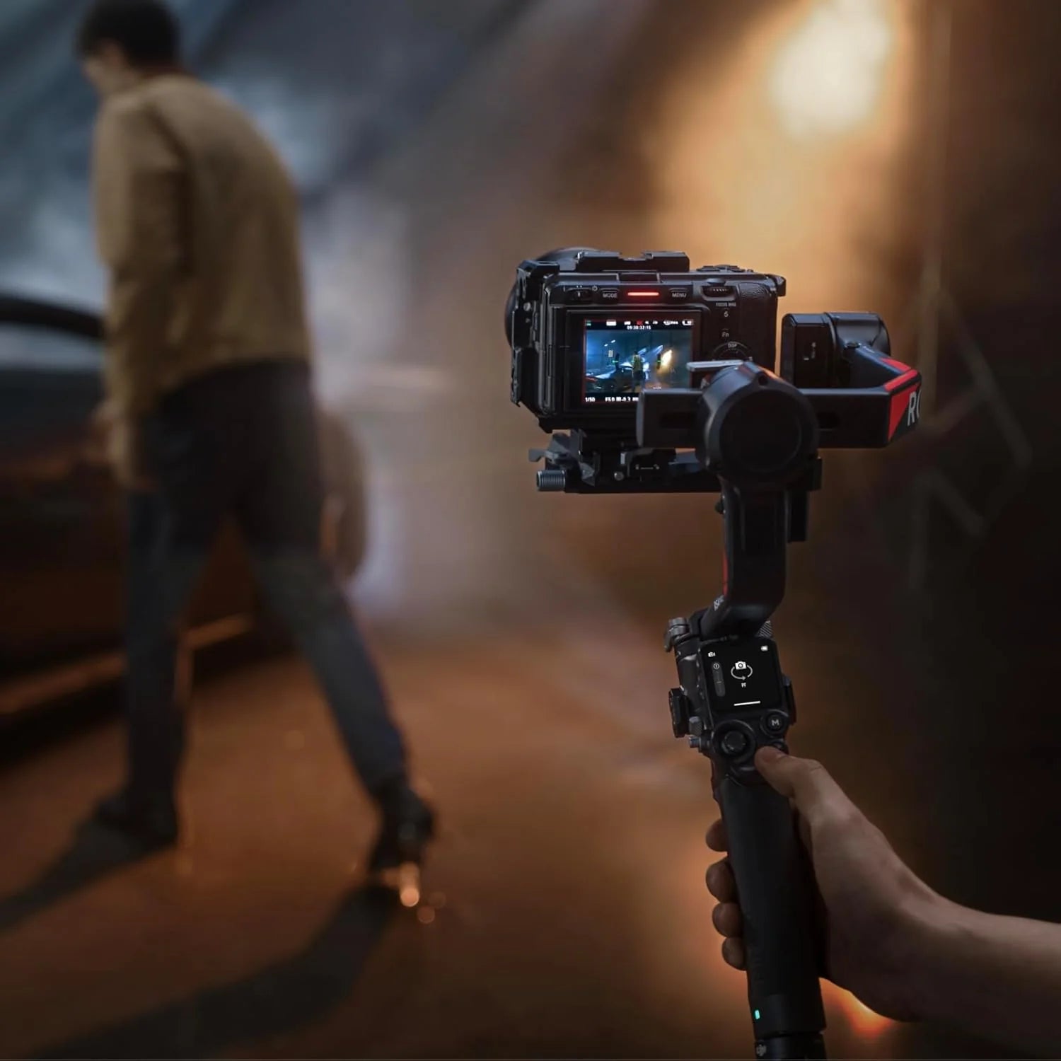 DJI RS 4 Pro, 3-osiowy gimbal do lustrzanek cyfrowych i kamer Canon/Sony/Panasonic/Nikon/Fujifilm, natywne nagrywanie w pionie 2 gen., 4,5 kg udźwigu, silniki Dual Focus i Zoom