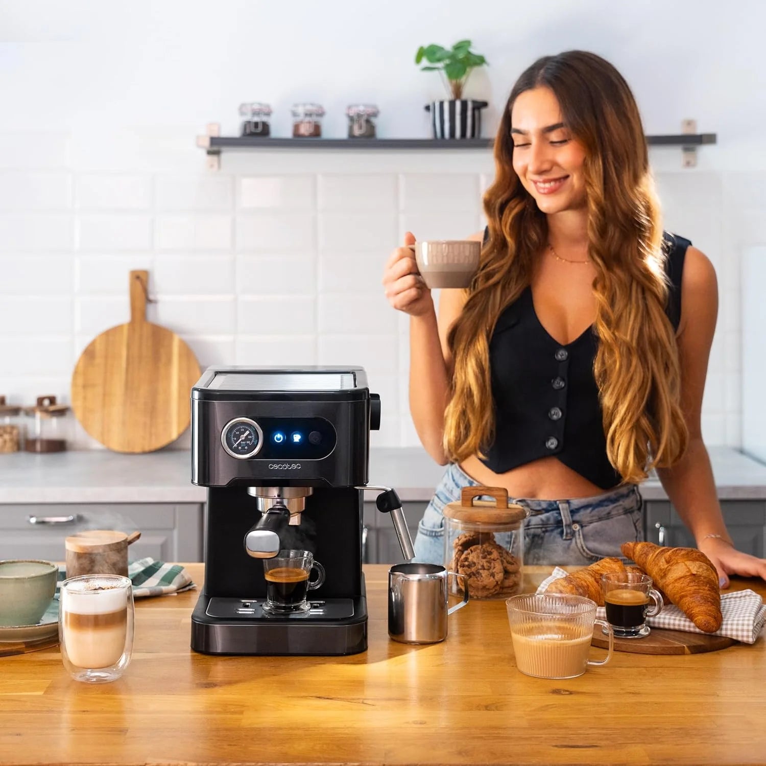 Cecotec Ekspres do kawy z podwójnym wyjściem Power Espresso 20 Barista Cream. 1550 W, 20 prętów, zbiornik na ziarna kawy 250g, młynek z 30 poziomami mielenia, termoblok, zbiornik na wodę 2.5 L