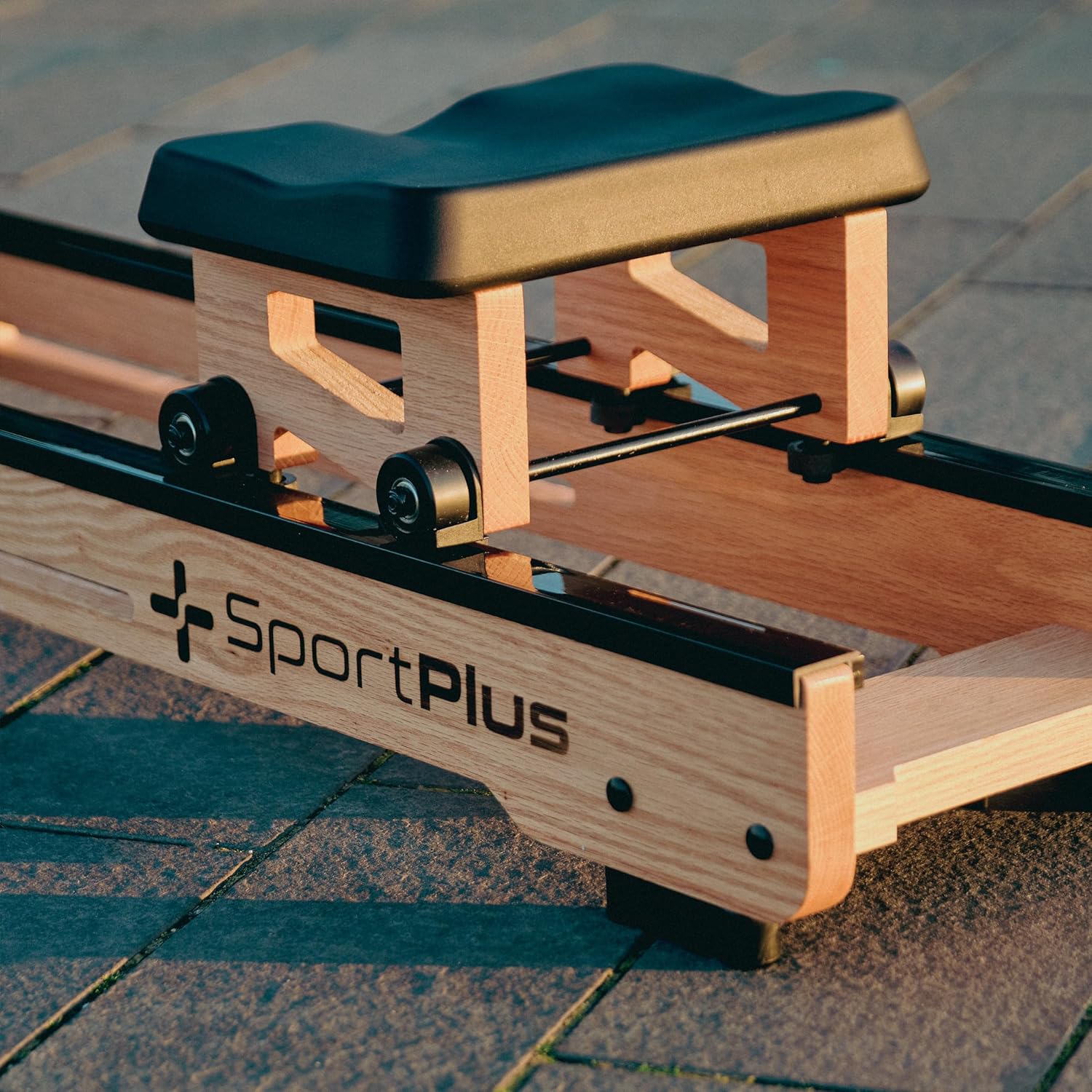 SportPlus wioślarz wodny do użytku domowego wykonany z naturalnego litego drewna (dąb), drewniany wioślarz z komputerem treningowym, wioślarz z uchwytem na tablet do treningu wytrzymałościowego