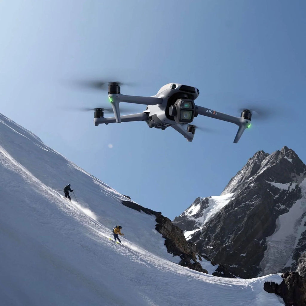 DJI Air 3S (RC-N3), dron z kamerą 4K, dron z podwójną kamerą, szerokokątną kamerą CMOS 1, wideo 4K/60 kl./s HDR i zakresem dynamiki 14 przysłon, maksymalny czas lotu 45 min