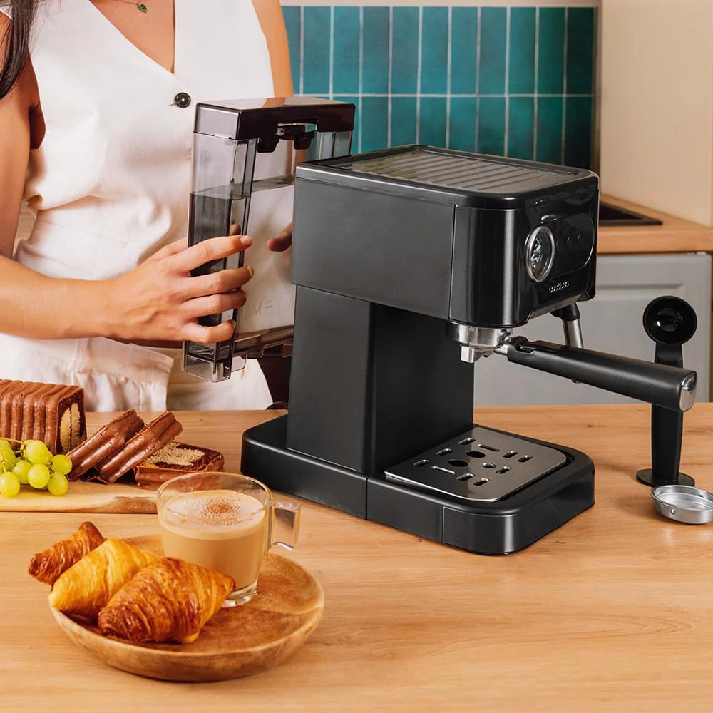 Cecotec Ekspres do kawy z podwójnym wyjściem Power Espresso 20 Barista Cream. 1550 W, 20 prętów, zbiornik na ziarna kawy 250g, młynek z 30 poziomami mielenia, termoblok, zbiornik na wodę 2.5 L