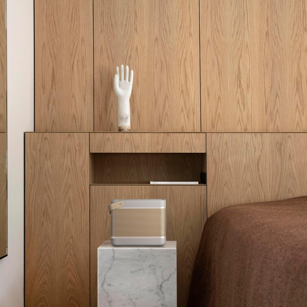 Bang & Olufsen Beolit 20 Przenośny głośnik z bluetooth, z ładowaniem bezprzewodowym, głośny dźwięk 360 stopni, głośnik do domu i na zewnątrz, ładowarka Qi do telefonu - Grey Mist