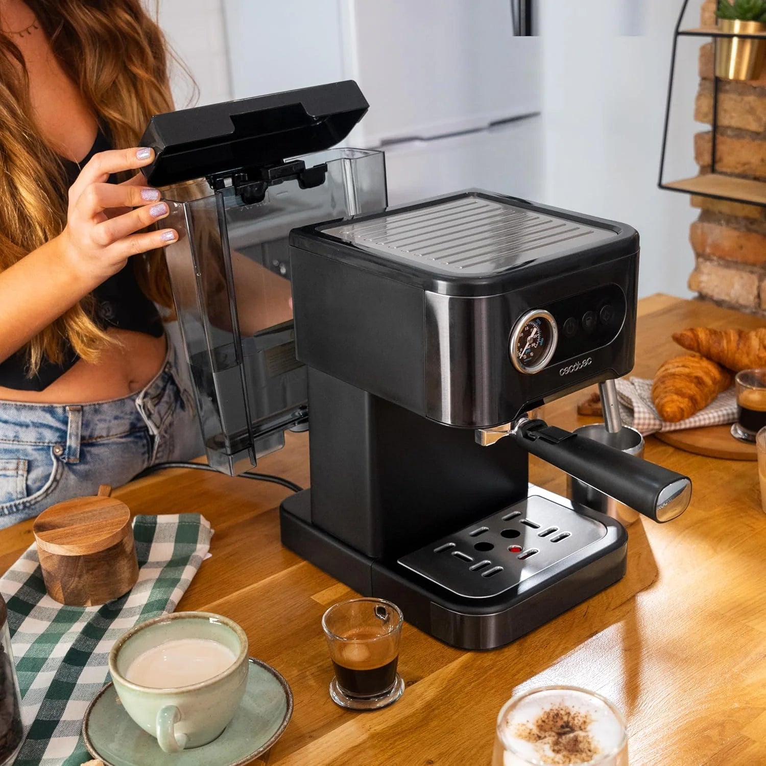 Cecotec Ekspres do kawy z podwójnym wyjściem Power Espresso 20 Barista Cream. 1550 W, 20 prętów, zbiornik na ziarna kawy 250g, młynek z 30 poziomami mielenia, termoblok, zbiornik na wodę 2.5 L