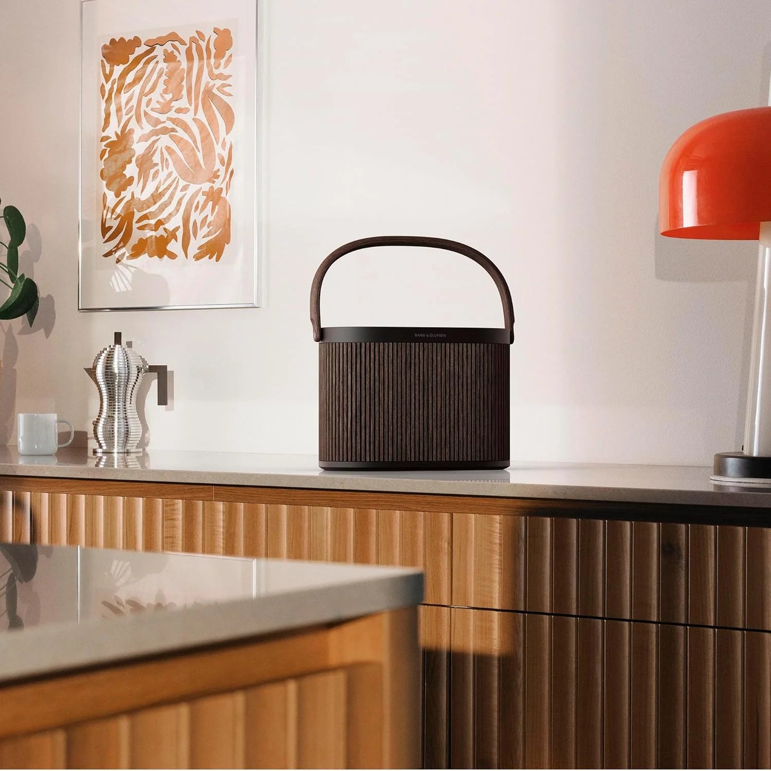 Bang & Olufsen Beosound A5 - Potężny luksusowy przenośny głośnik modułowy Bluetooth i WiFi do domu lub na zewnątrz, z długą żywotnością baterii i wbudowanym bezprzewodowym ładowaniem - Dark Oak