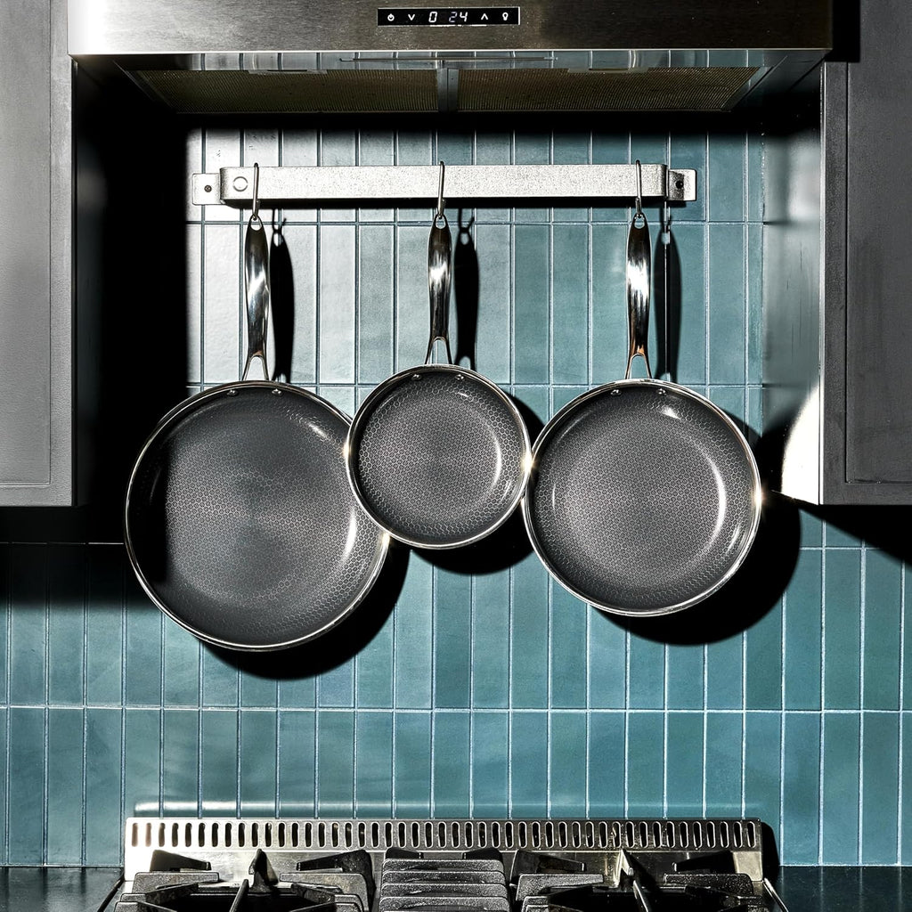 HexClad 7-teiliges Hybrid-Edelstahl-Kochgeschirr-Set mit Deckel und Wok - Metallbesteck und spülmaschinenfest, induktionsgeeignet, PFOA-frei, leicht zu reinigen, antihaftbeschichtete Bratpfanne mit Abdeckungen