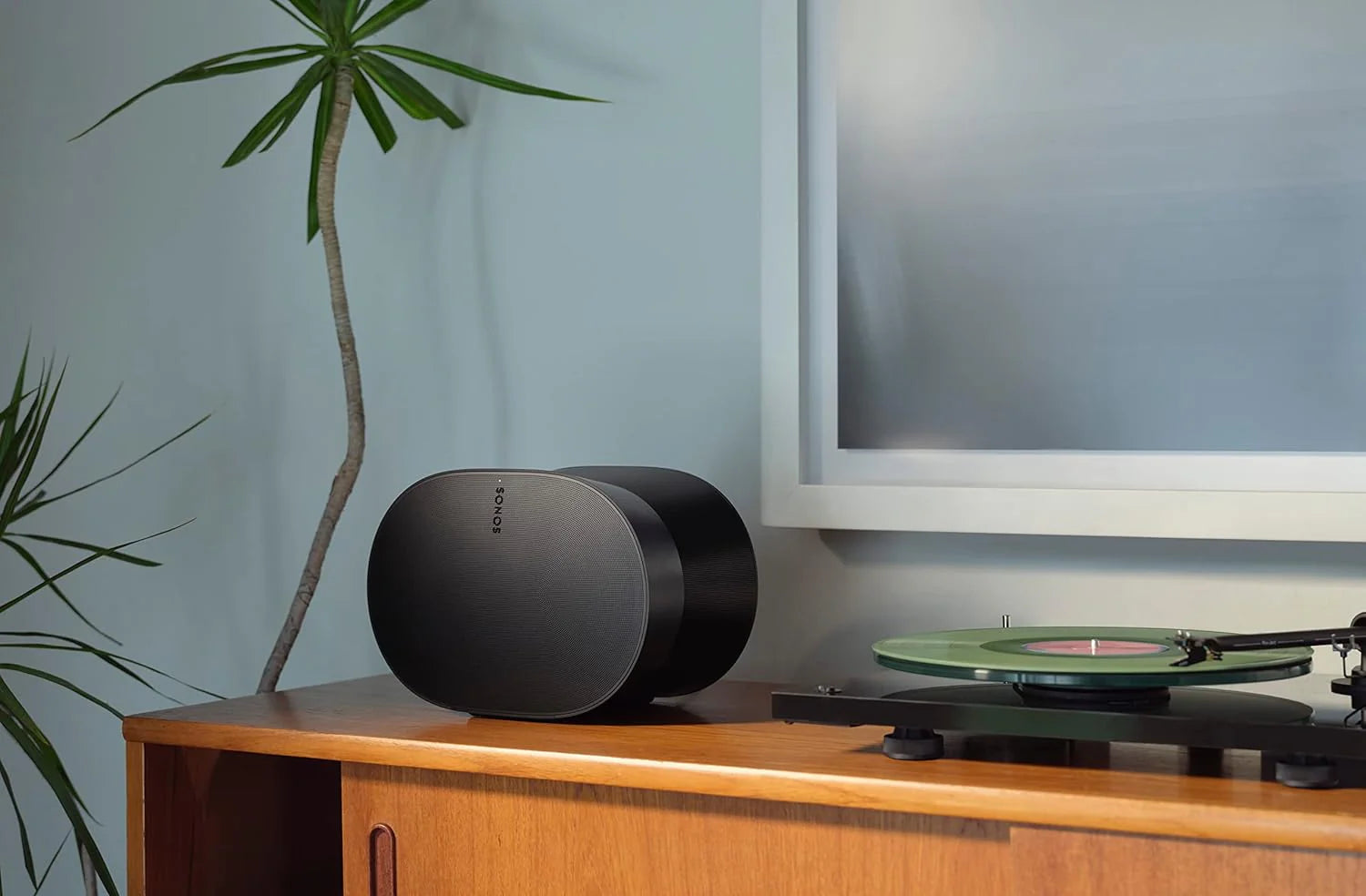 Sonos Era 300. Poczuj dźwięk dookoła. Dzięki dźwiękowi następnego poziomu, Era 300 nie tylko Cię otacza, ale umieszcza Cię w muzyce. (czarny)