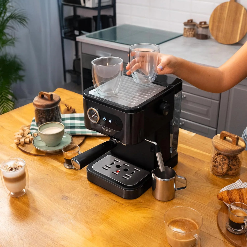 Cecotec Ekspres do kawy z podwójnym wyjściem Power Espresso 20 Barista Cream. 1550 W, 20 prętów, zbiornik na ziarna kawy 250g, młynek z 30 poziomami mielenia, termoblok, zbiornik na wodę 2.5 L