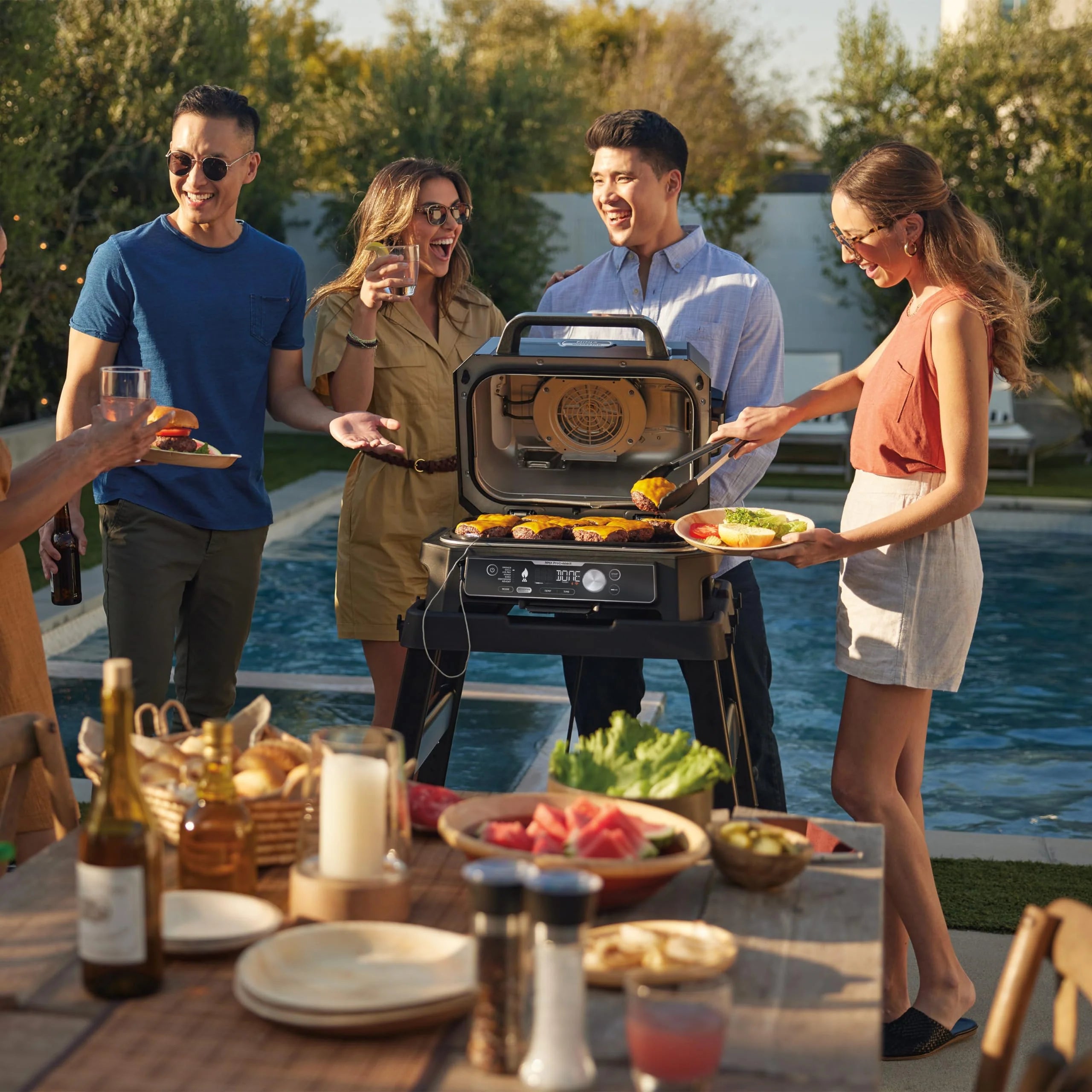 Ninja Woodfire Grill elektryczny, wędzarnia i frytkownica beztłuszczowa, 7 w 1, zewnętrzny, wędzenie, opiekanie, ciasta, odporny na pogodę, nieprzywierający, przenośny, szary/czarny OG701EU