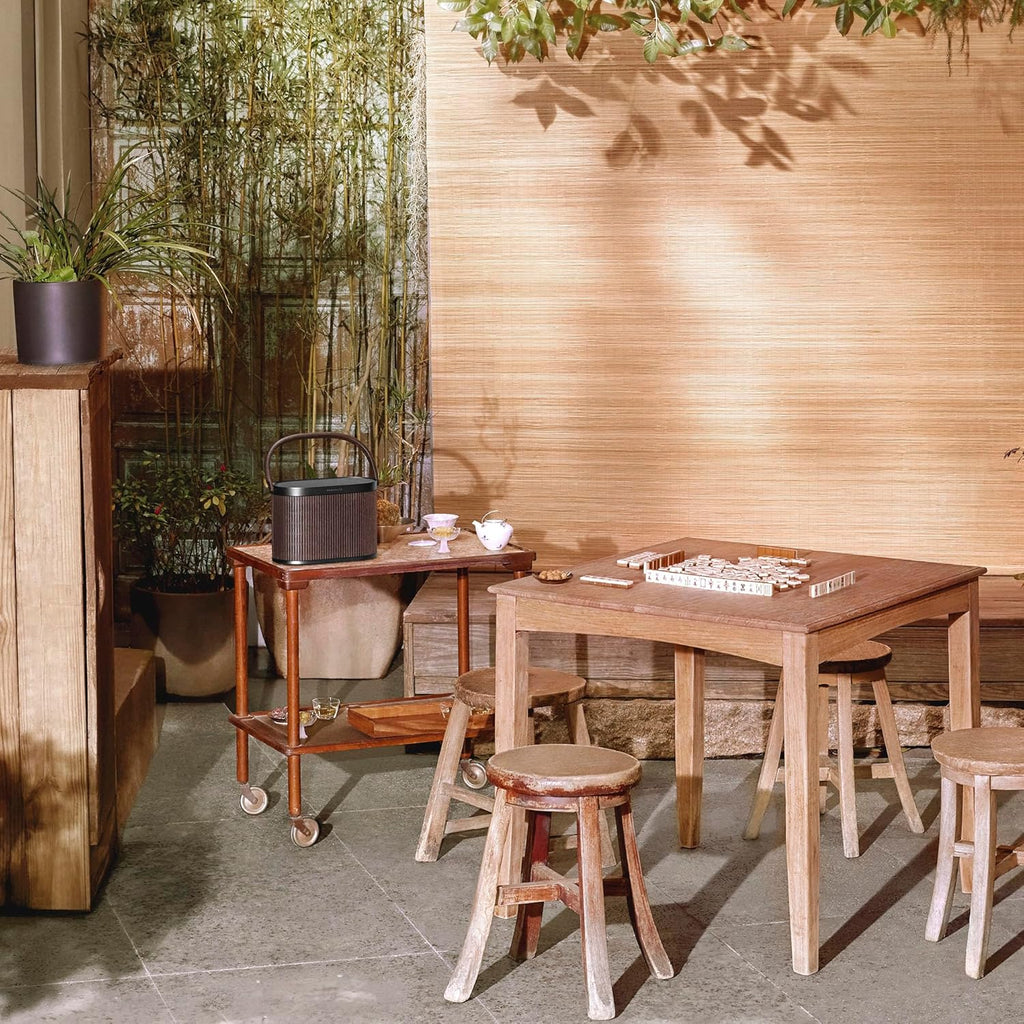 Bang & Olufsen Beosound A5 - Potężny luksusowy przenośny głośnik modułowy Bluetooth i WiFi do domu lub na zewnątrz, z długą żywotnością baterii i wbudowanym bezprzewodowym ładowaniem - Dark Oak