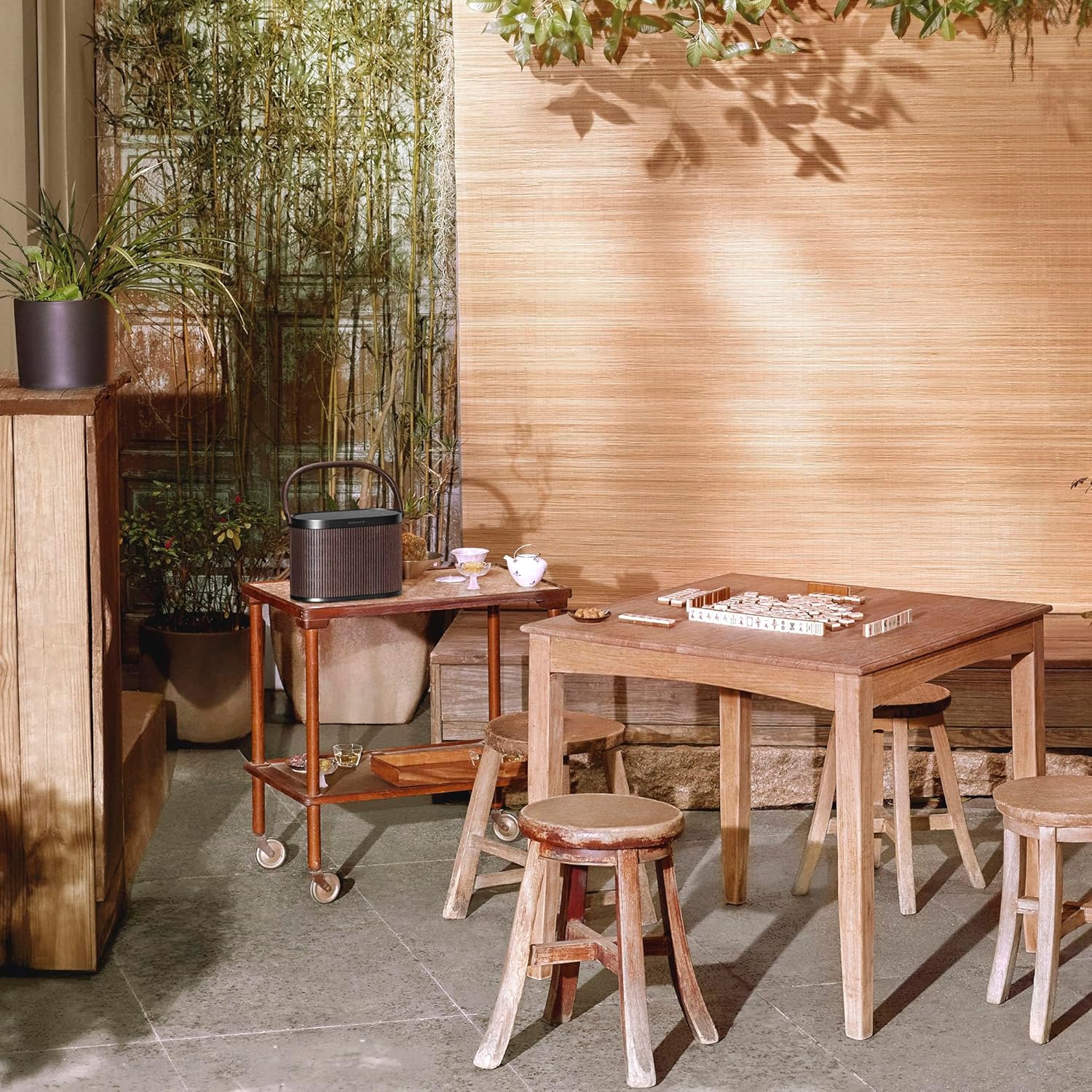 Bang & Olufsen Beosound A5 - Potężny luksusowy przenośny głośnik modułowy Bluetooth i WiFi do domu lub na zewnątrz, z długą żywotnością baterii i wbudowanym bezprzewodowym ładowaniem - Dark Oak