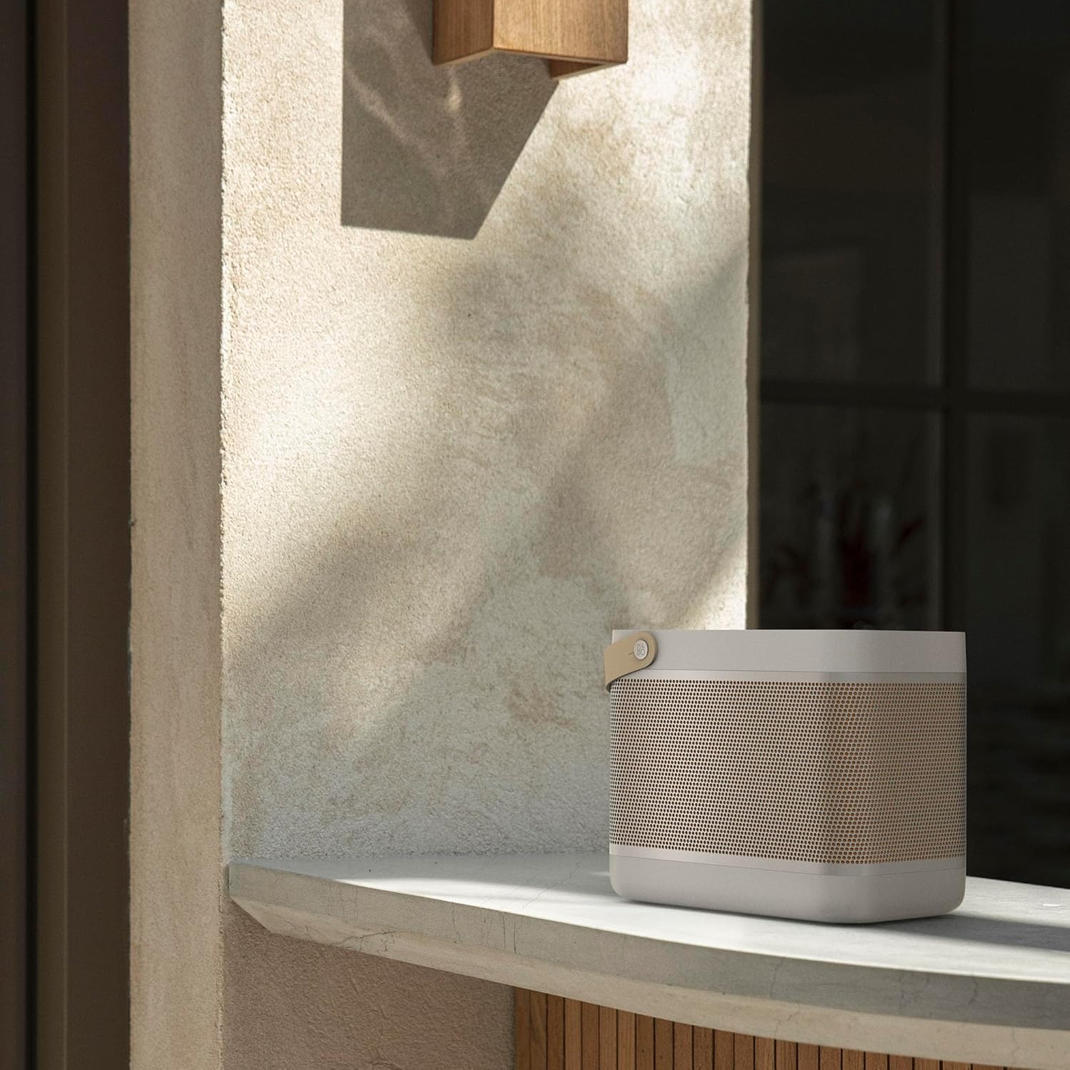 Bang & Olufsen Beolit 20 Przenośny głośnik z bluetooth, z ładowaniem bezprzewodowym, głośny dźwięk 360 stopni, głośnik do domu i na zewnątrz, ładowarka Qi do telefonu - Grey Mist
