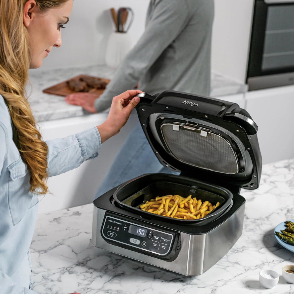 Ninja Foodi Grill i Frytkownica beztluszczowa, 5,7 l, smażenie bez oleju, grilowanie, pieczenie, ciasta i więcej, 5 funkcji gotowania, części bezpieczne do mycia w zmywarce, czarno/srebrna, AG301EU