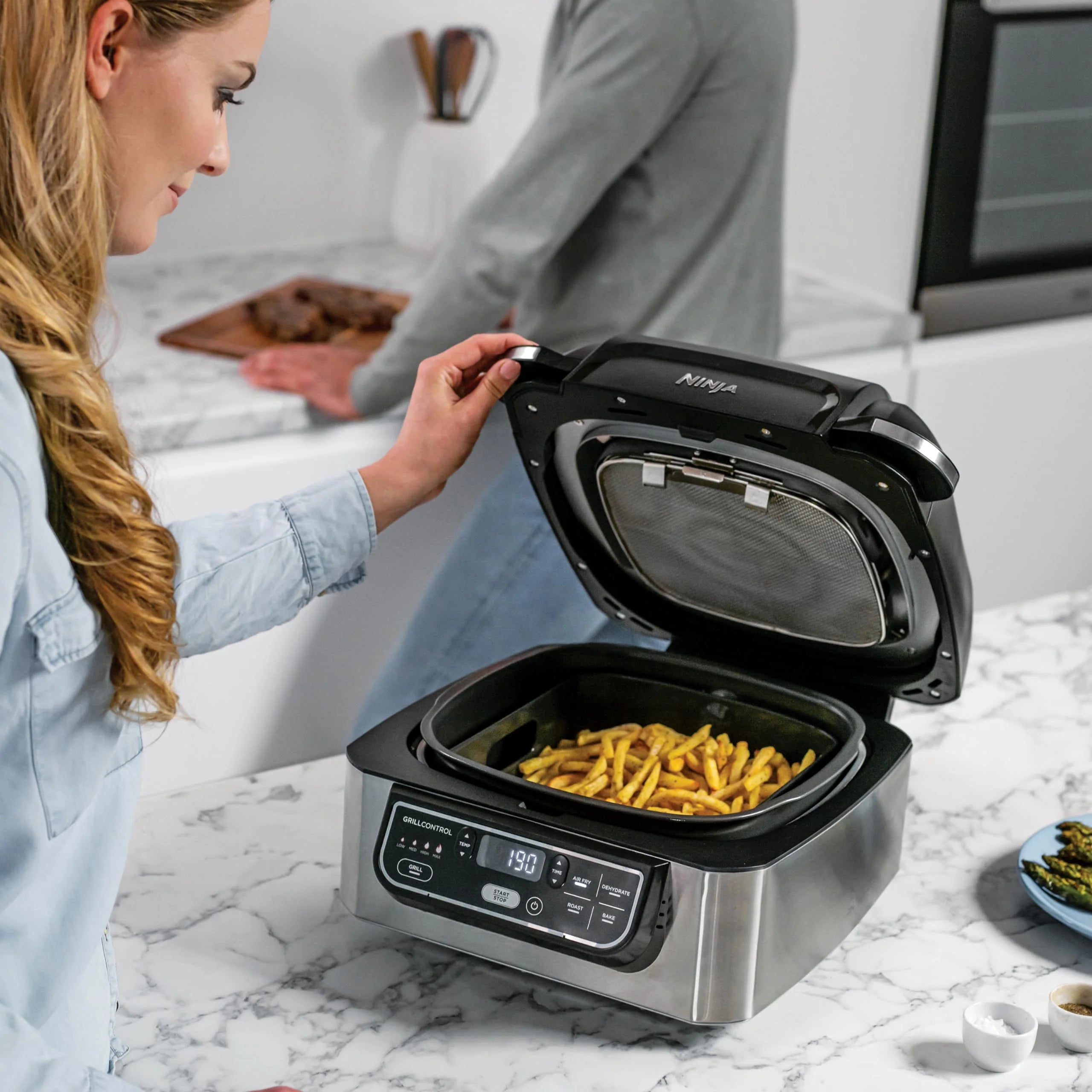 Ninja Foodi Grill i Frytkownica beztluszczowa, 5,7 l, smażenie bez oleju, grilowanie, pieczenie, ciasta i więcej, 5 funkcji gotowania, części bezpieczne do mycia w zmywarce, czarno/srebrna, AG301EU