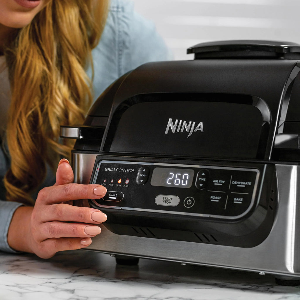 Ninja Foodi Grill i Frytkownica beztluszczowa, 5,7 l, smażenie bez oleju, grilowanie, pieczenie, ciasta i więcej, 5 funkcji gotowania, części bezpieczne do mycia w zmywarce, czarno/srebrna, AG301EU