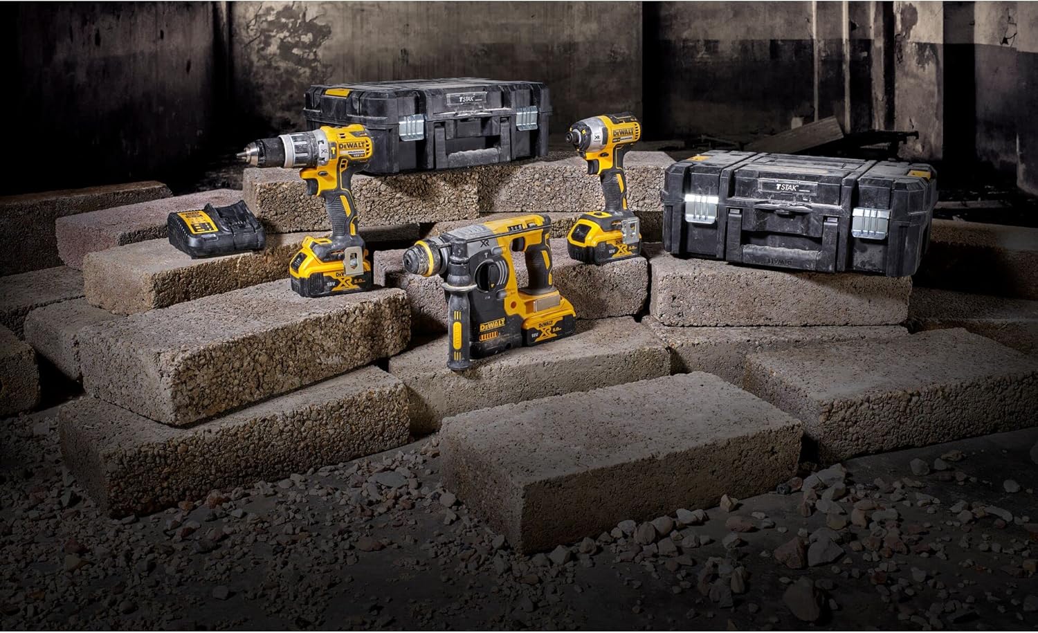 DEWALT Zestaw 3 narzędzi XR 18 V bezszczotkowa wiertarka kompaktowa wkrętarka, wkrętarka udarowa, dziurkacz SDS-Plus, XR 18 V 5 Ah Li-Ion, 3 baterie, 2 zestawy TSTAK DCK368P3T-QW