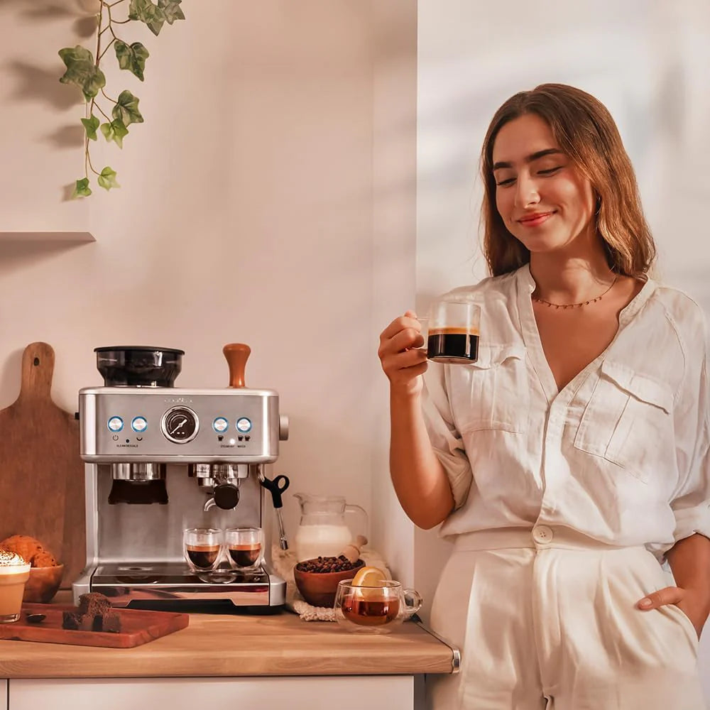 Cecotec Ekspres do kawy z podwójnym wyjściem Power Espresso 20 Barista Cream. 1550 W, 20 prętów, zbiornik na ziarna kawy 250g, młynek z 30 poziomami mielenia, termoblok, zbiornik na wodę 2.5 L