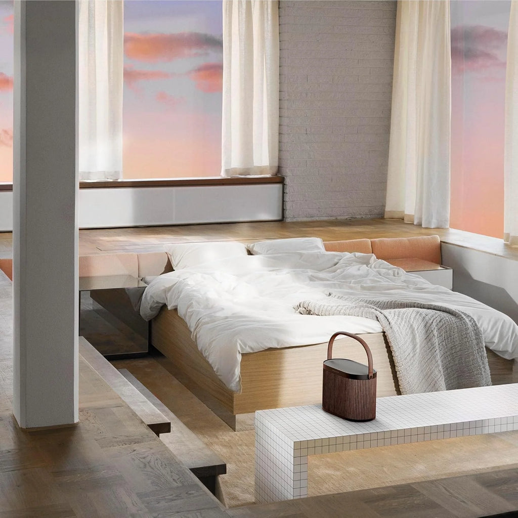 Bang & Olufsen Beosound A5 - Potężny luksusowy przenośny głośnik modułowy Bluetooth i WiFi do domu lub na zewnątrz, z długą żywotnością baterii i wbudowanym bezprzewodowym ładowaniem - Dark Oak
