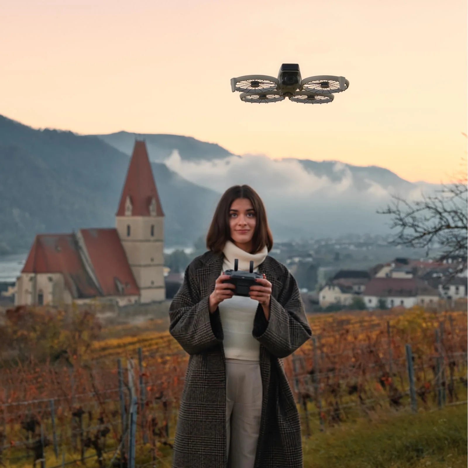 DJI Flip z kontrolerem RC 2 z wyświetlaczem, dron Follow Me z kamerą 4K UHD dla dorosłych, masa poniżej 249 g, 3-osiowy gimbal, transmisja wideo 13 km, start z dłoni i 31 min lotu