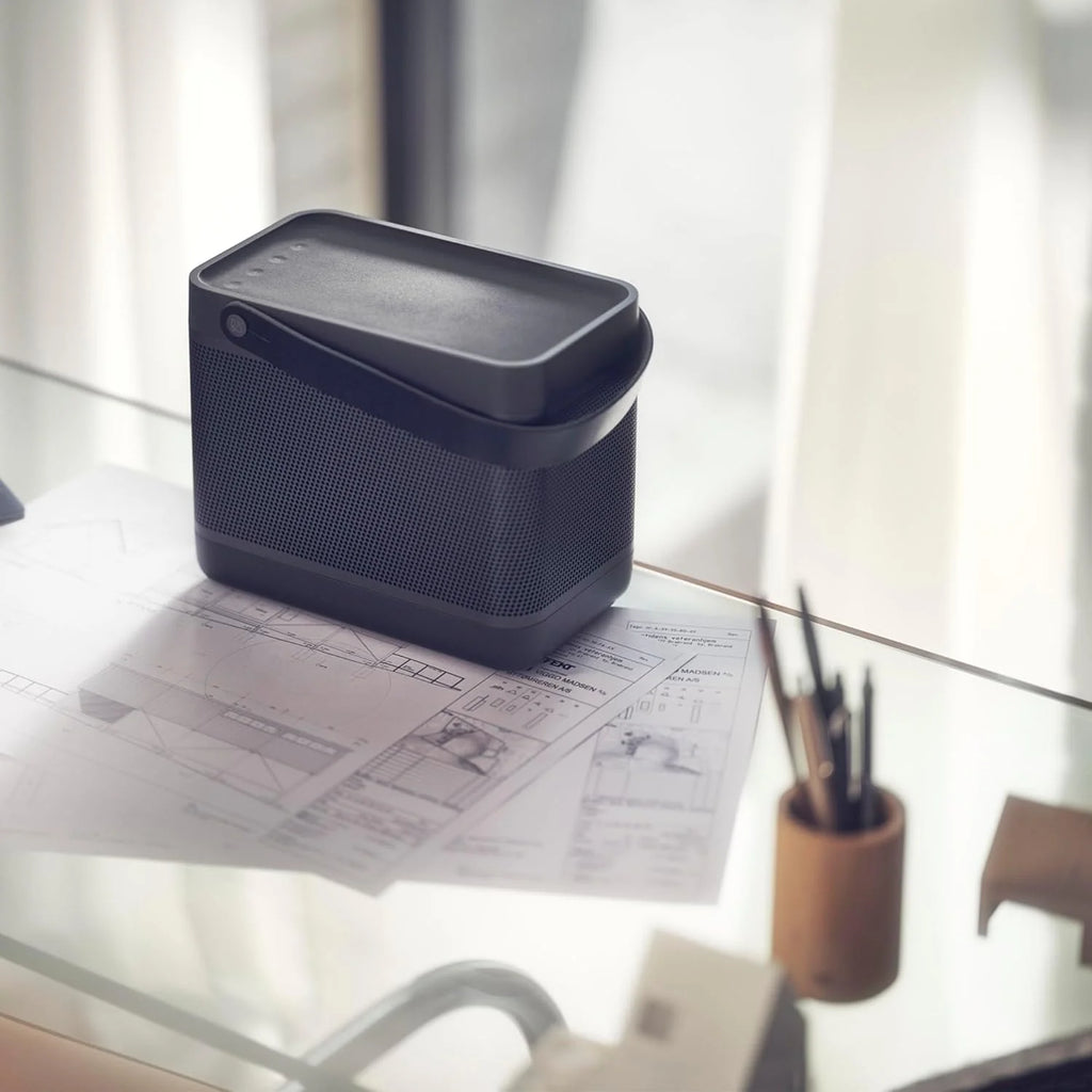 Bang & Olufsen Beolit 20 Przenośny głośnik z bluetooth, z ładowaniem bezprzewodowym, głośny dźwięk 360 stopni, głośnik do domu i na zewnątrz, ładowarka Qi do telefonu - Grey Mist