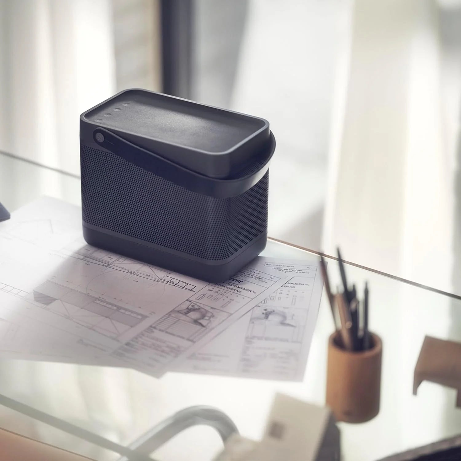 Bang & Olufsen Beolit 20 Przenośny głośnik z bluetooth, z ładowaniem bezprzewodowym, głośny dźwięk 360 stopni, głośnik do domu i na zewnątrz, ładowarka Qi do telefonu - Grey Mist