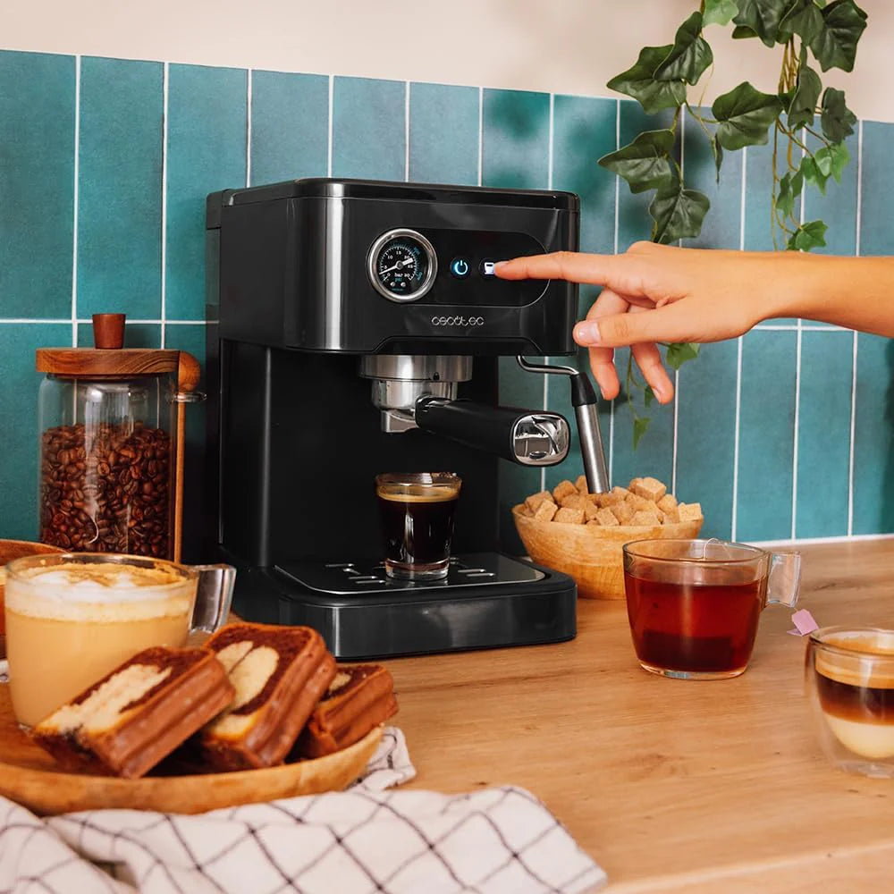 Cecotec Ekspres do kawy z podwójnym wyjściem Power Espresso 20 Barista Cream. 1550 W, 20 prętów, zbiornik na ziarna kawy 250g, młynek z 30 poziomami mielenia, termoblok, zbiornik na wodę 2.5 L