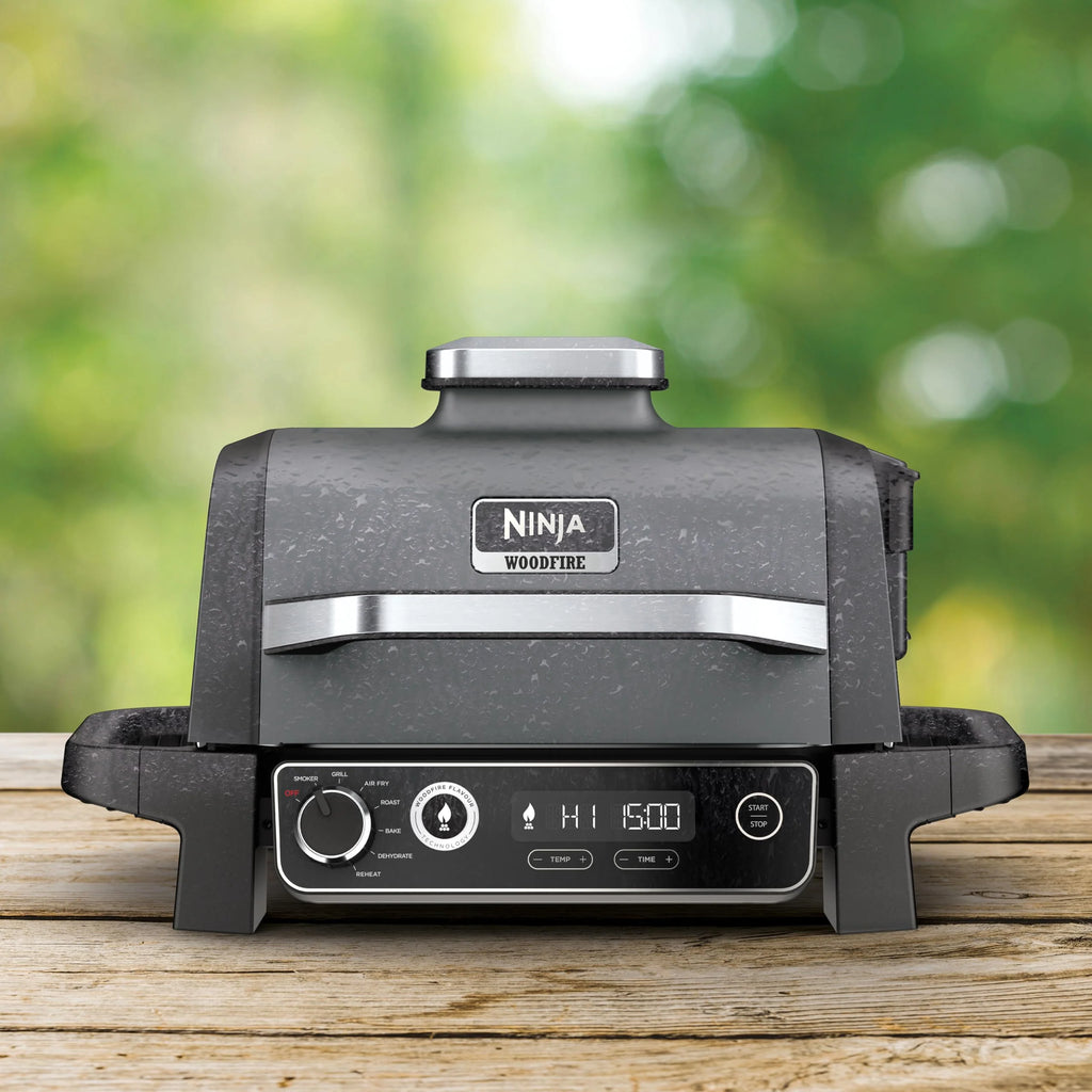 Ninja Woodfire Grill elektryczny, wędzarnia i frytkownica beztłuszczowa, 7 w 1, zewnętrzny, wędzenie, opiekanie, ciasta, odporny na pogodę, nieprzywierający, przenośny, szary/czarny OG701EU