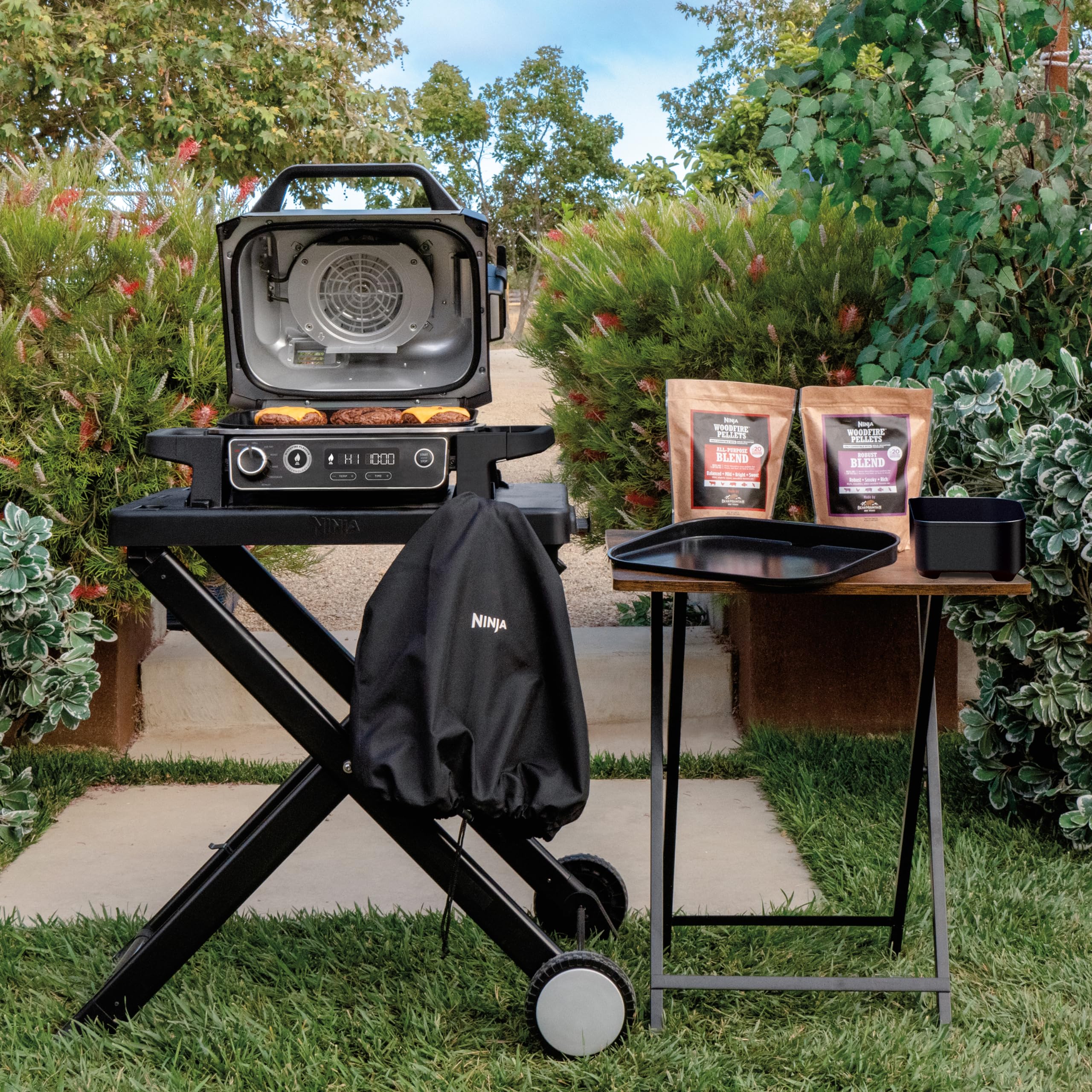 Ninja Woodfire Grill elektryczny, wędzarnia i frytkownica beztłuszczowa, 7 w 1, zewnętrzny, wędzenie, opiekanie, ciasta, odporny na pogodę, nieprzywierający, przenośny, szary/czarny OG701EU