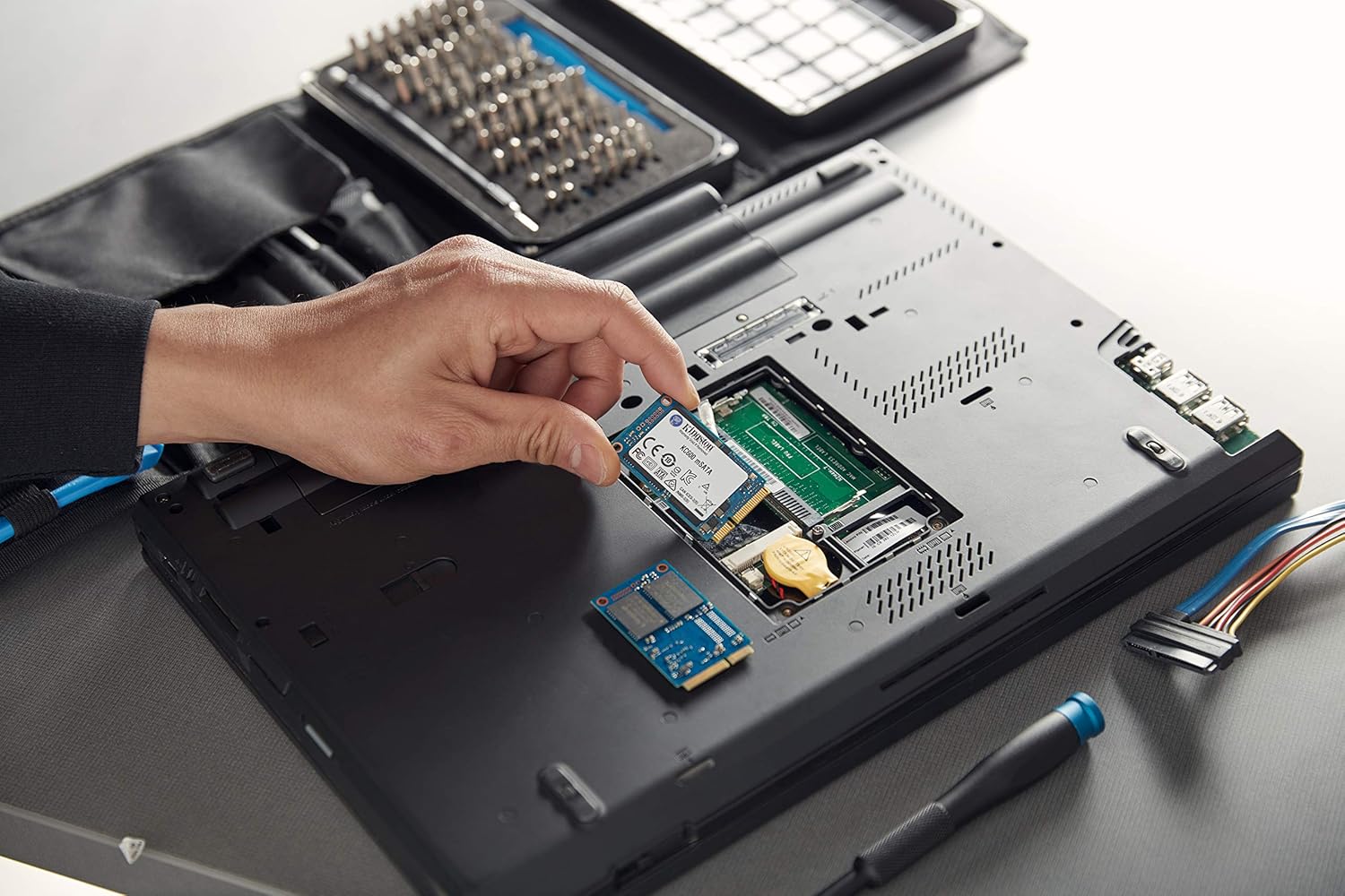 Kingston KC600 SSD SKC600/2048G Wewnętrzny dysk SSD 6.3 cm SATA Rev 3.0, 3D TLC, XTS-AES 256-bitowe szyfrowanie