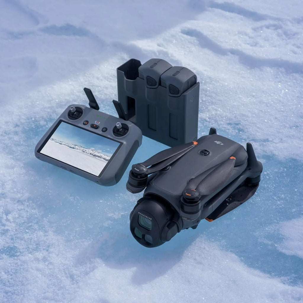Pakiet DJI Mavic 4 Pro Fly Więcej z DJI RC 2, flagowy trójkomorowy dron z kamerą Hasselblad 100 MP i 4/3 CMOS, transmisja 30 km, czas lotu 51 min, centrum ładowania