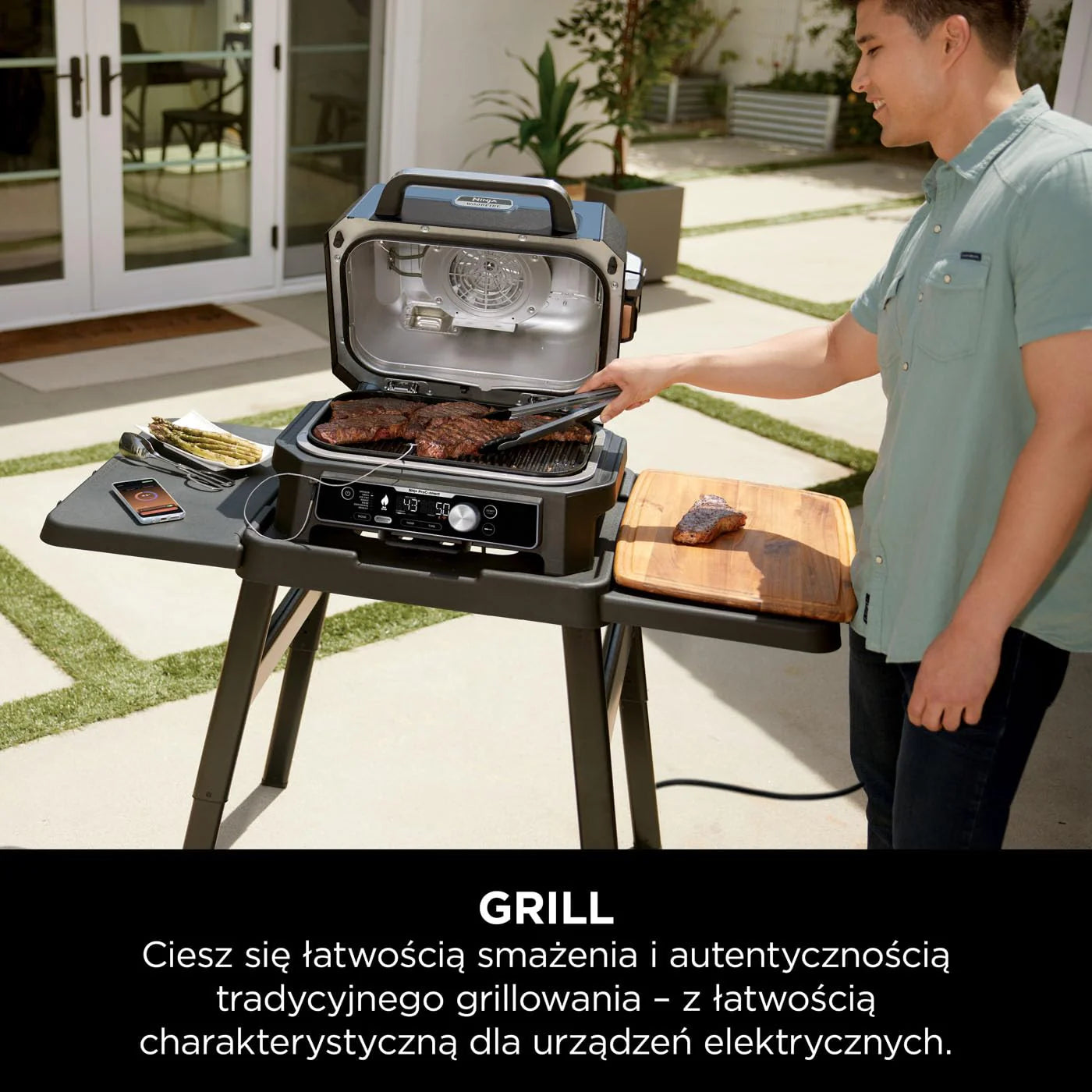 Ninja Woodfire Grill elektryczny, wędzarnia i frytkownica beztłuszczowa, 7 w 1, zewnętrzny, wędzenie, opiekanie, ciasta, odporny na pogodę, nieprzywierający, przenośny, szary/czarny OG701EU