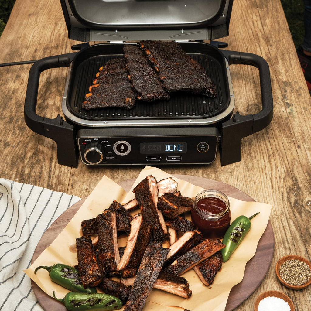 Ninja Woodfire Grill elektryczny, wędzarnia i frytkownica beztłuszczowa, 7 w 1, zewnętrzny, wędzenie, opiekanie, ciasta, odporny na pogodę, nieprzywierający, przenośny, szary/czarny OG701EU