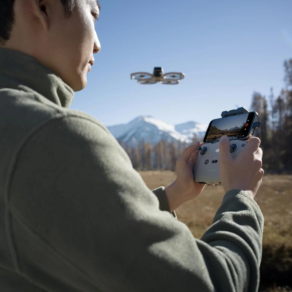 DJI Flip z kontrolerem RC 2 z wyświetlaczem, dron Follow Me z kamerą 4K UHD dla dorosłych, masa poniżej 249 g, 3-osiowy gimbal, transmisja wideo 13 km, start z dłoni i 31 min lotu