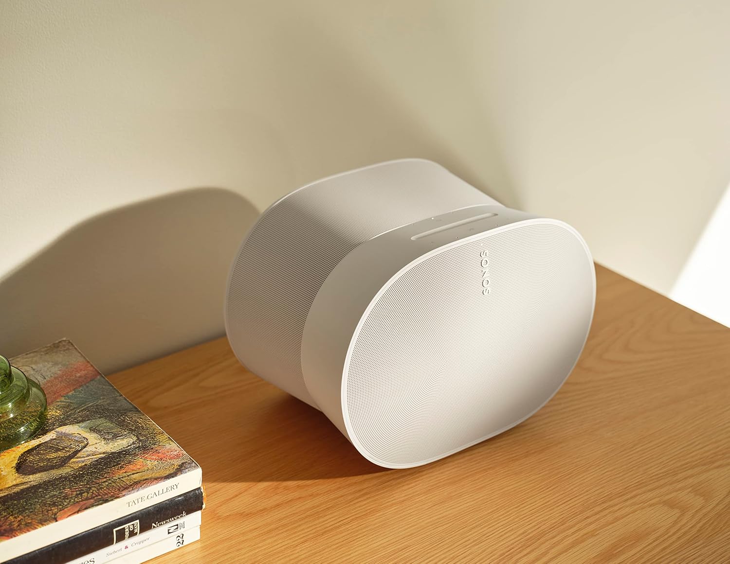 Sonos Era 300. Poczuj dźwięk dookoła. Dzięki dźwiękowi następnego poziomu, Era 300 nie tylko Cię otacza, ale umieszcza Cię w muzyce. (czarny)