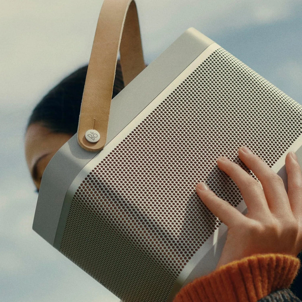 Bang & Olufsen Beolit 20 Przenośny głośnik z bluetooth, z ładowaniem bezprzewodowym, głośny dźwięk 360 stopni, głośnik do domu i na zewnątrz, ładowarka Qi do telefonu - Grey Mist