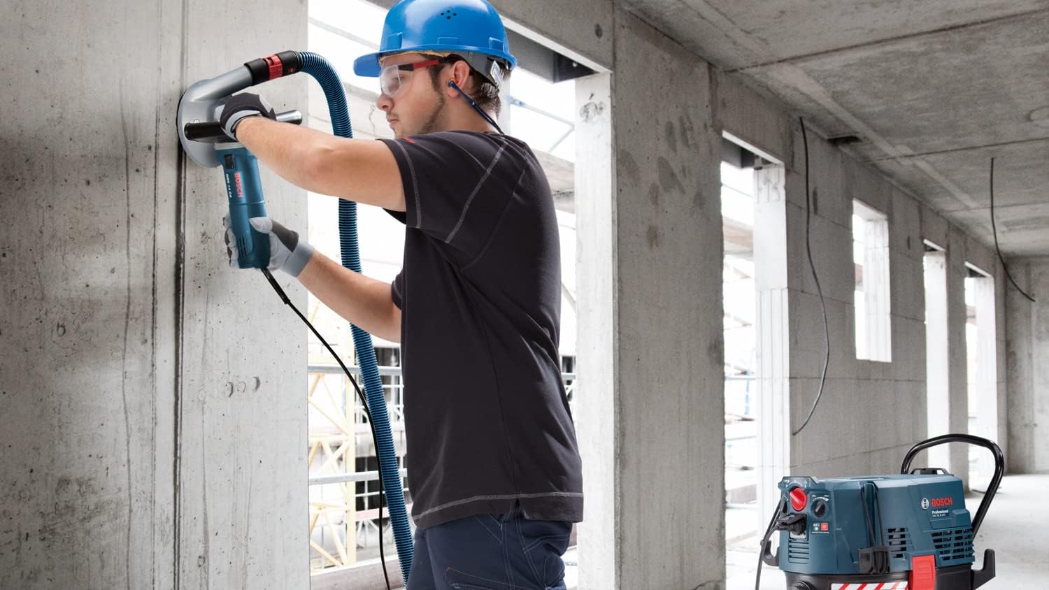 Bosch Professional: odkurzacz do pracy na sucho i mokro GAS 35 L AFC (1 200 W, 3 rury chromowane, wąż 5 m, zestaw dysz podłogowych, 1 filtr płaski fałdowany, worek na pył)
