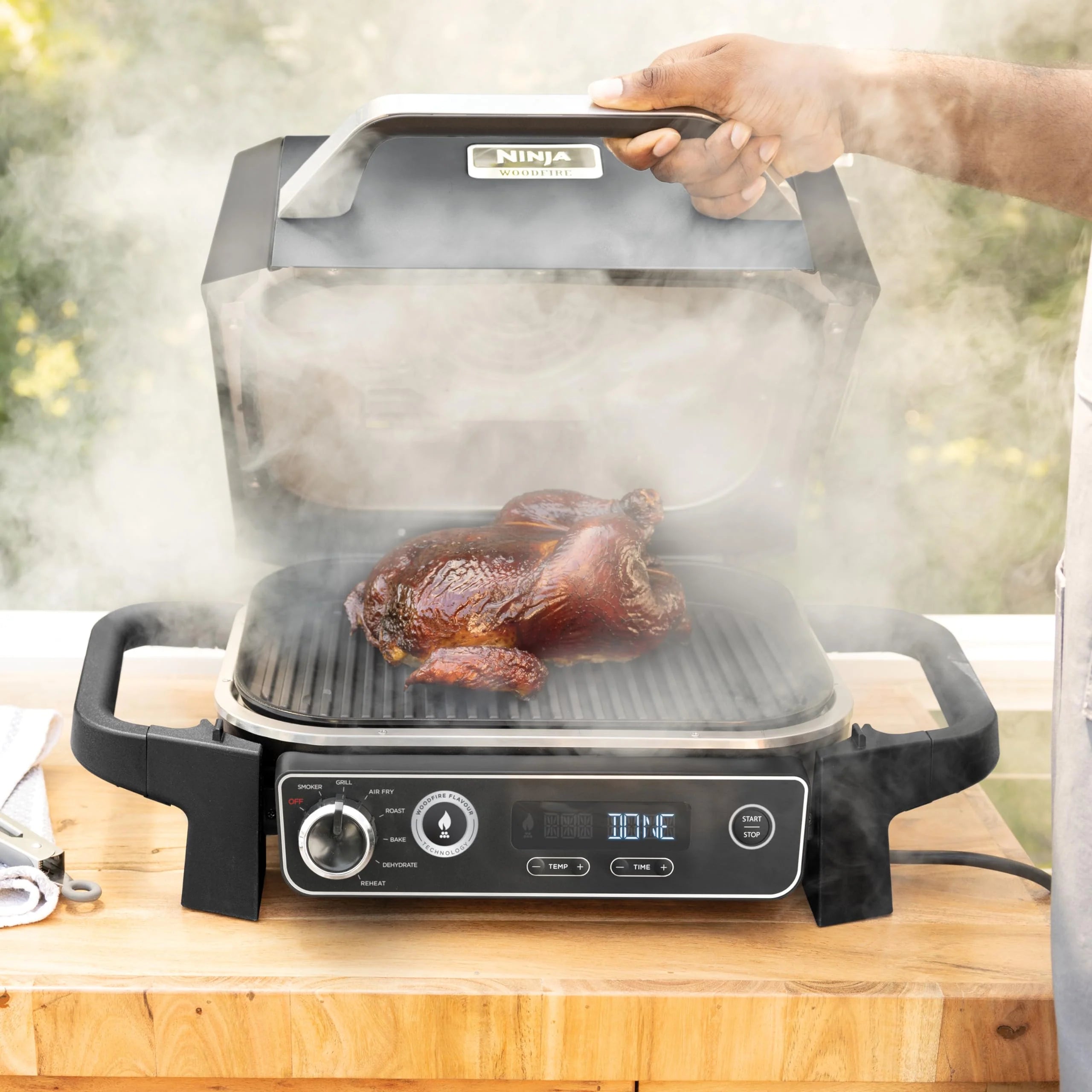 Ninja Woodfire Grill elektryczny, wędzarnia i frytkownica beztłuszczowa, 7 w 1, zewnętrzny, wędzenie, opiekanie, ciasta, odporny na pogodę, nieprzywierający, przenośny, szary/czarny OG701EU