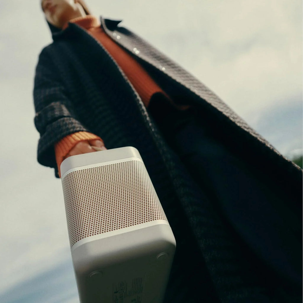 Bang & Olufsen Beolit 20 Przenośny głośnik z bluetooth, z ładowaniem bezprzewodowym, głośny dźwięk 360 stopni, głośnik do domu i na zewnątrz, ładowarka Qi do telefonu - Grey Mist