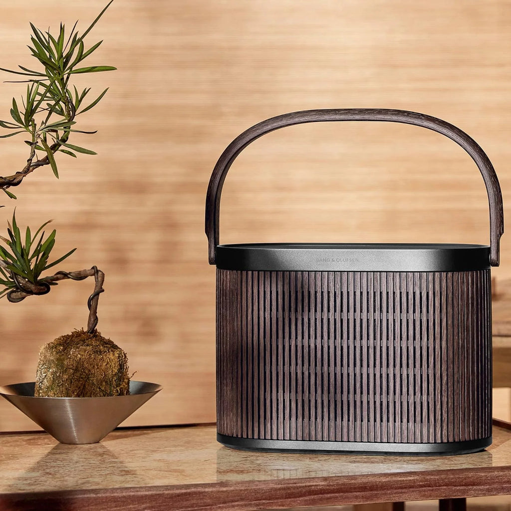 Bang & Olufsen Beosound A5 - Potężny luksusowy przenośny głośnik modułowy Bluetooth i WiFi do domu lub na zewnątrz, z długą żywotnością baterii i wbudowanym bezprzewodowym ładowaniem - Dark Oak